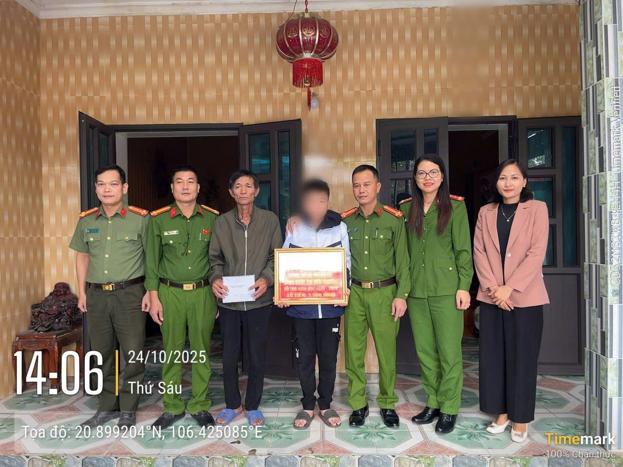 Công an xã Thanh Hà giúp đỡ 02 học sinh theo phong trào “Nâng bước em đến trường”